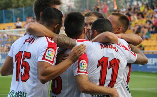 Los jugadores de la Cultural celebran un gol./R. Fariñas