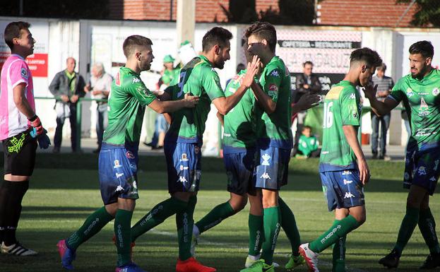 Los jugadores del Atlético Astorga celebran un gol.