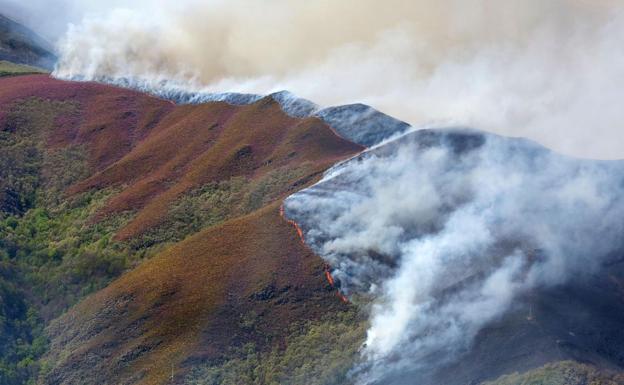 Incendio en los montes de Valdueza, perteneciente al municipio de Bouzas