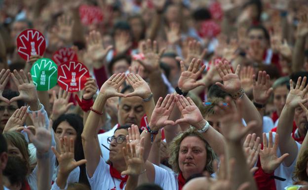 Concentración en Pamplona en repulsa por una agresión sexista durante los Sanfermines./Miguel Riopa (Afp)