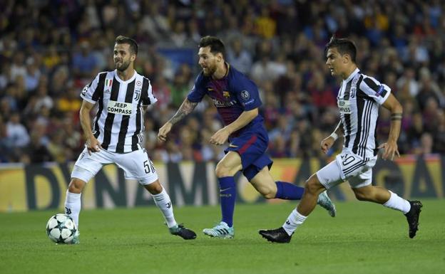 Messi conduce la pelota, presionado por Dybala. /Lluis Gene (Afp)