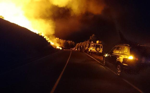 Equipos de extinción, este noche, haciendo frente al fuego.