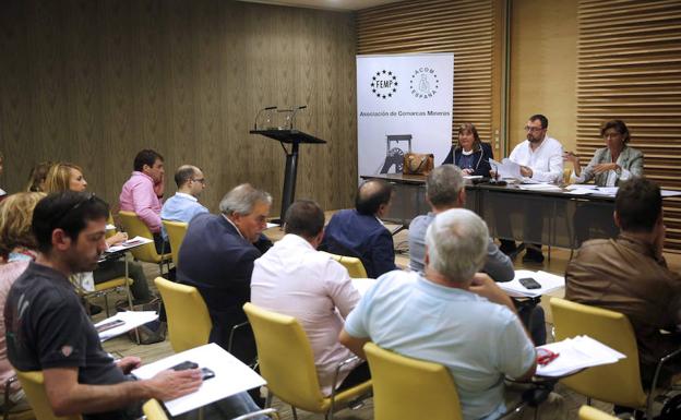 La reunión de los representantes de Acom en Oviedo. /EFE
