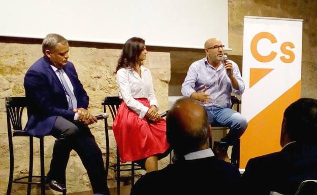 Ciudadanos reunidos en el Palacio del Conde Luna.