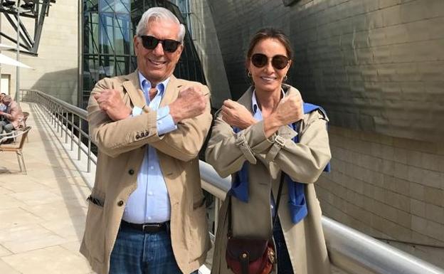 Vargas Llosa e Isabel Preysler posan a la entrada del Museo Guggenheim./MUSEO GUGGENHEIM