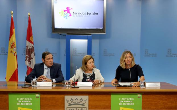 El consejero de Sanidad, Antonio María Sáez Aguado, y la titular de Familia e Igualdad de Oportunidades, Alicia García, participan en la presentación del 'Día Mundial del Alzheimer 2017'./Leticia Pérez / ICAL
