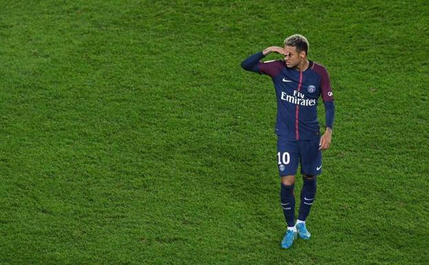 Neymar otea el horizonte en un partido con el PSG. /Afp