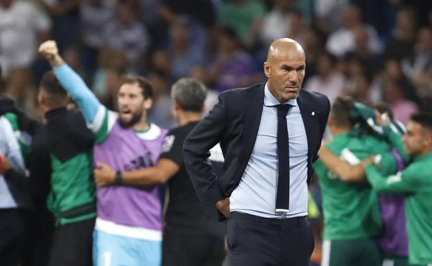 Zidane, con gesto serio tras la derrota ante el Betis./Efe