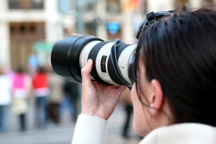 Una chica sacando una fotografía./