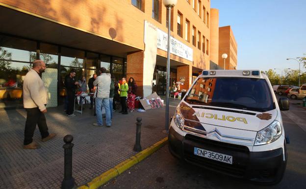 Imagen de archivo del desalojo en el Hospital del Bierzo./César Sánchez