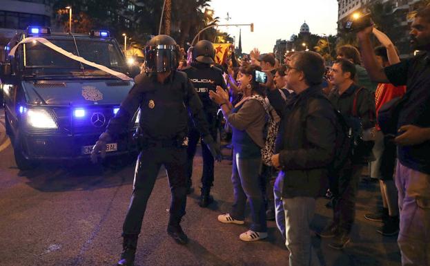 La Policía Nacional, junto a la sede de la CUP./