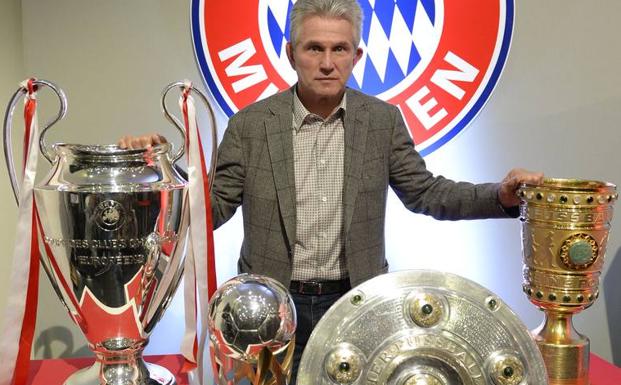 Jupp Heynckes posa con los trofeosa logrados en el Bayern en 2013. /Afp