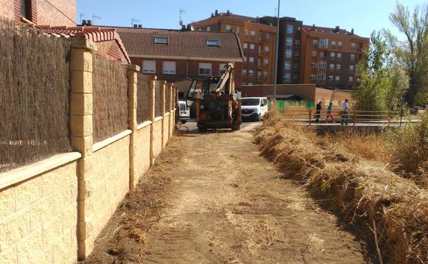 Obras de acondicionamiento de las márgenes de la presa./