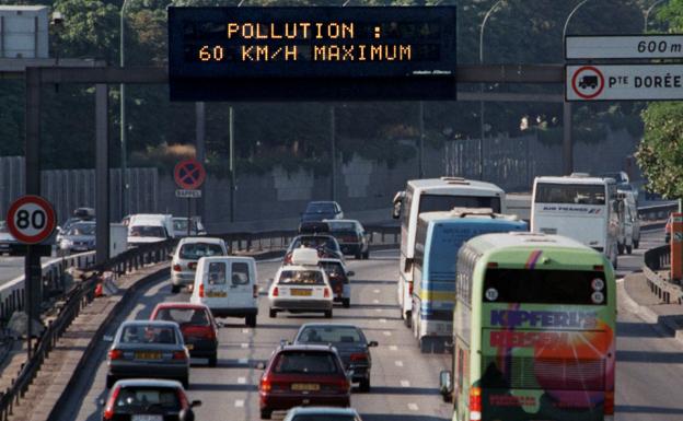 Una carretera de París con avisos por contaminación./Reuters