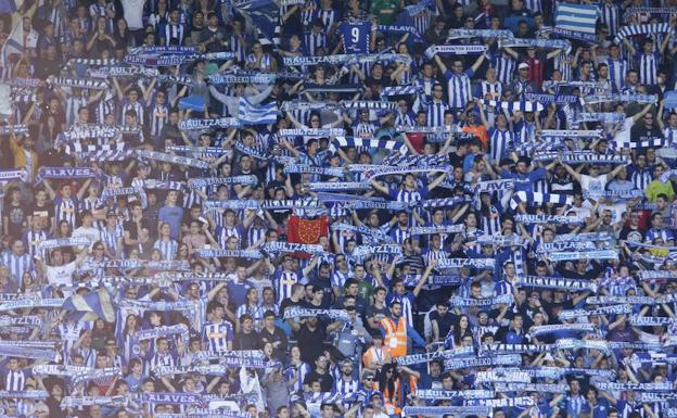 Aficionados del Alavés en Mendizorroza./Rafa Gutierrez