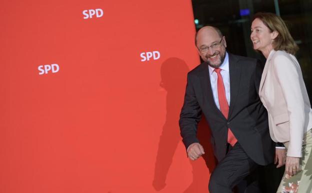 El líder del SPD, Martin Schulz, y Katarina Barley hoy en Berlín./Reuters