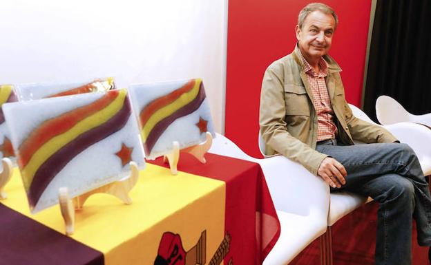 Rodríguez Zapatero este domingo en Vlladolid recogiendo el galardón de las Juventudes Socialistas de Castilla y León. /EFE