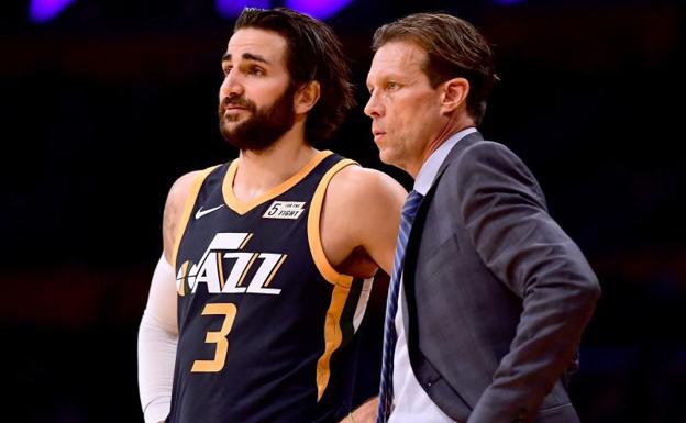 Ricky Rubio, junto a su nuevo técnico, Quin Snyder. /Harry How (Afp)