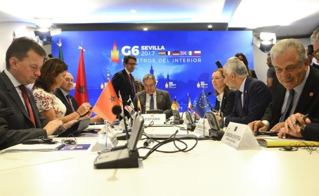 Zoido (c), durante la reunión del G6 en Sevilla./Afp