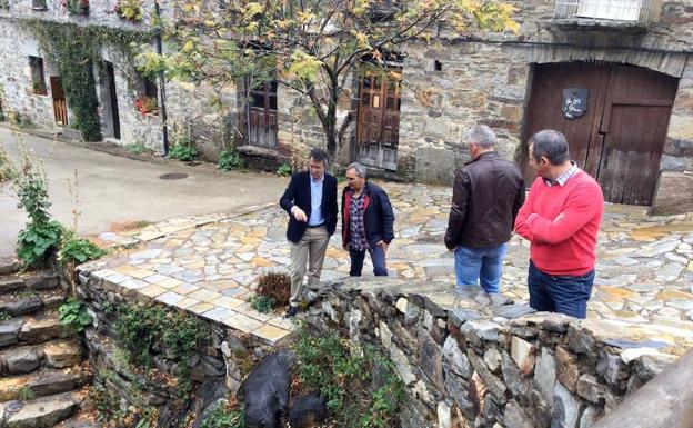Majo visita las obras de Igüeña./