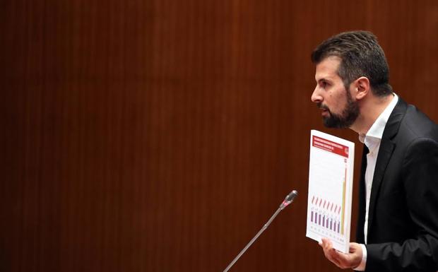 Luis Tudanca, en el pleno de las Cortes./Chacón