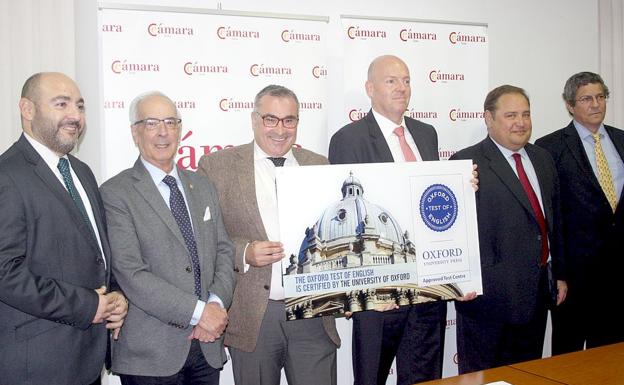 Un instante de la presentación de la nueva acreditación oficial./