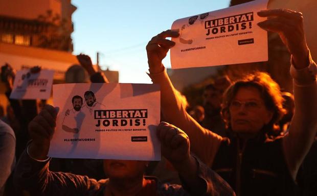 Varios manifestantes piden la libertad de los 'Jordis'. /Guillaume Horcajuelo (Efe)