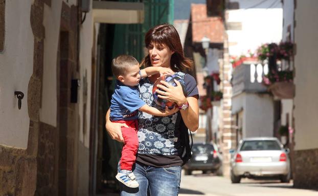 Una madre cuidando de su hijo./I. Arizmendi