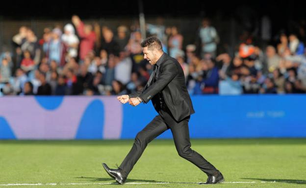 Simeone celebra la victoria en Vigo./Reuters