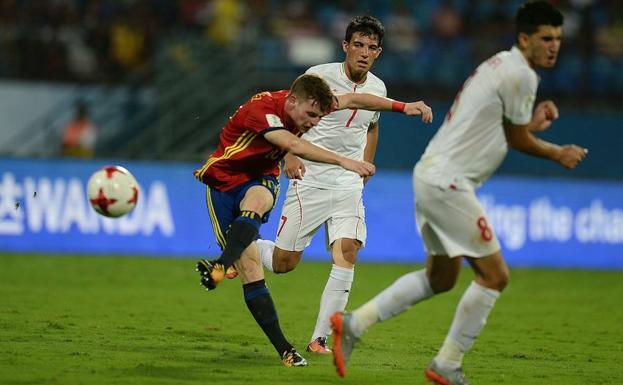 Sergio Gómez dispara a gol ante Irán./AFP