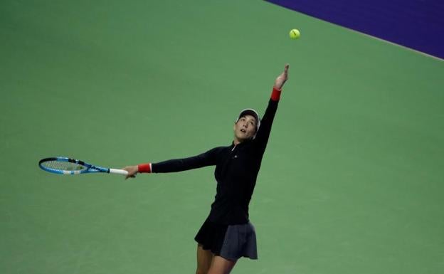 Garbiñe Muguruza se dispone a sacar en Singapur. /Reuters