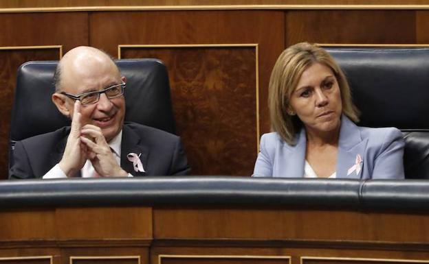 Cristóbal Montoro (i) y María Dolores de Cospedal, en el Congreso. /Javier Lizón (Efe)