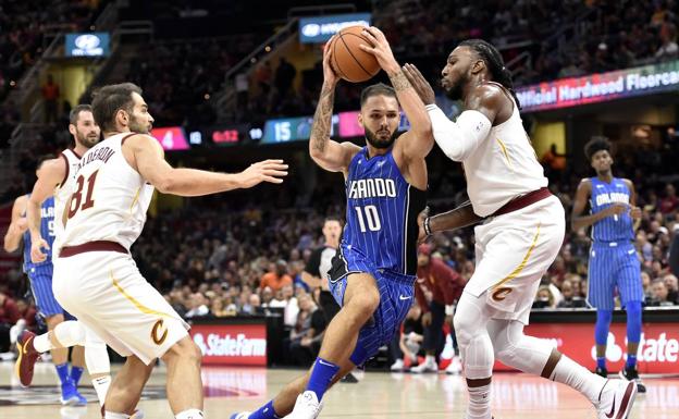 Calderón defiende en una jugada. /USA TODAY Sports