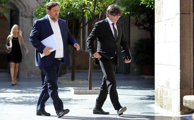 Puigdemont (d) y Junqueras caminan. /Toni Albir (Efe)