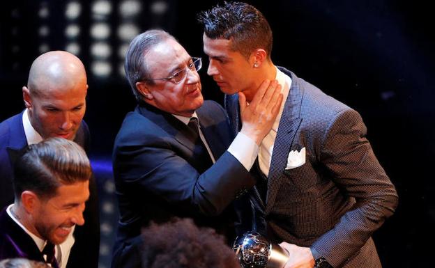 Florentino Pérez (i) Cristiano Ronaldo se saludan. /Reuters