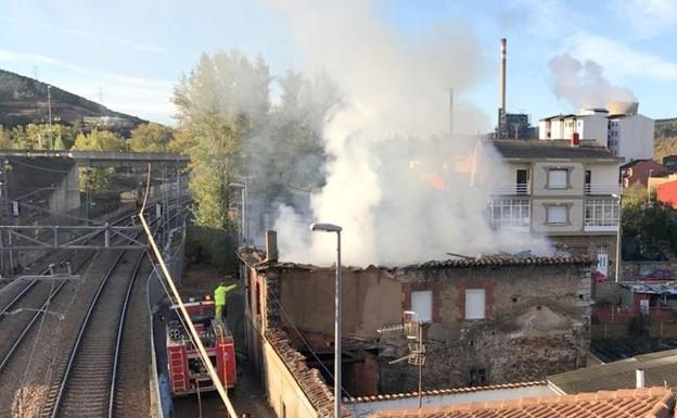 Cuerpo de Bomberos en las labores de extición del fuego. /leonoticias