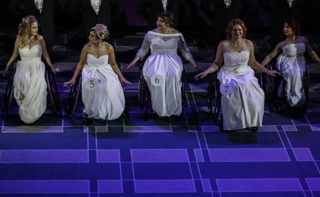 Cinco mujeres jóvenes en sillas de ruedas paricipan en un concurso de belleza. /SERGEI ILNITSKY (Efe)