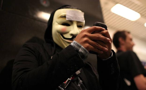 Una persona con una careta de 'V de Vendetta'./Afp