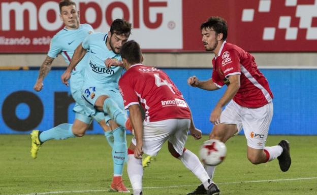 Arnaiz dispara a puerta para conseguir el tercer gol ante el Murcia. /Marcial Guillén (Efe)