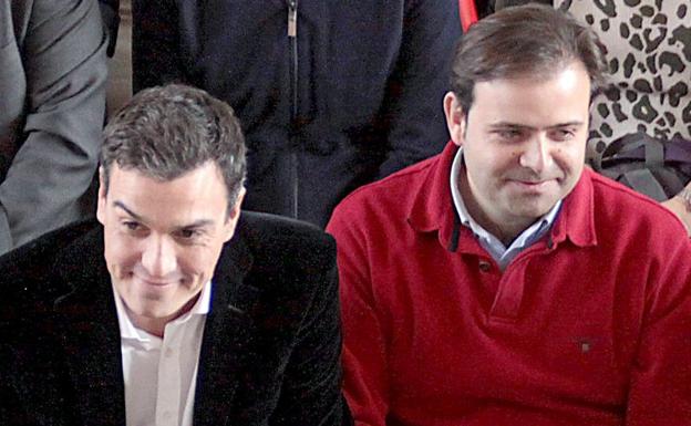 Luis Tudanca, Pedro Sánchez y Tino Rodríguez, en el centro de la imagen./Peio García