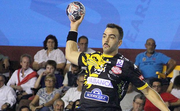 Álex Costoya, en un partido con el Abanca Ademar./Peio García