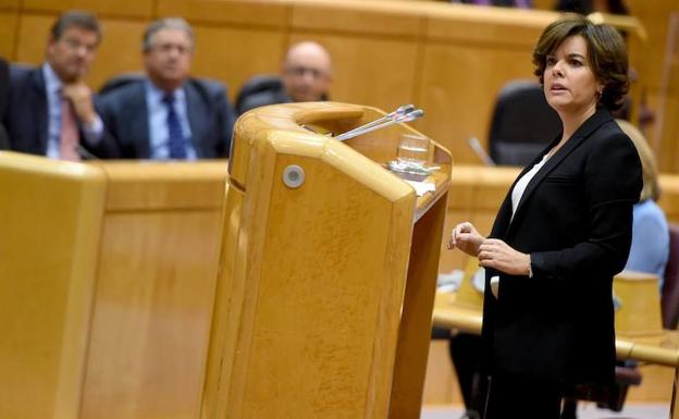La vicepresidenta del Gobierno, Soraya Sáenz de Santamaría, durante su intervención hoy ante la comisión del Senado. /Fernando Villar (Efe)