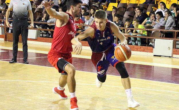 Sanz, en una acción ante el Real Murcia./Peio García