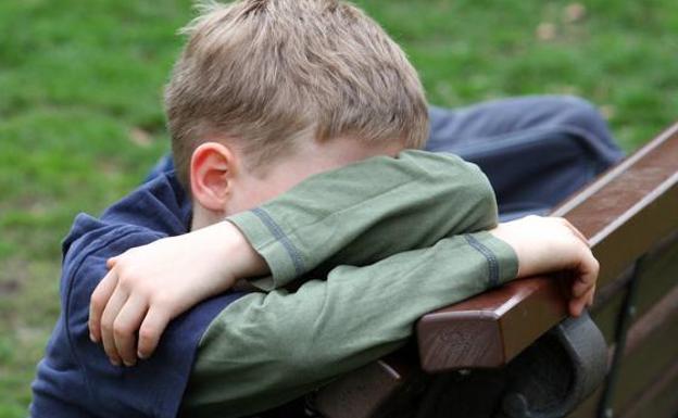 Un niño, llorando./