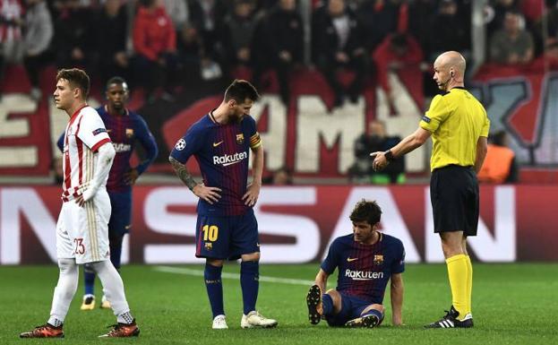 Sergi Roberto se duele, lesionado ante Olympiacos. /Afp