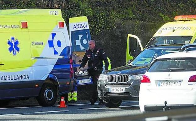 Ambulancias y agentes policiales, después de que la chica fuera localizada en un talud. /DV