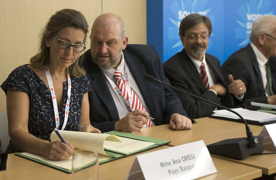 Carl Sargeant, en el centro./