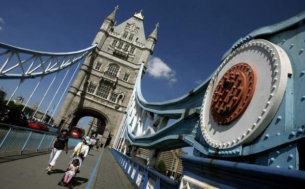 Peatones cruzan el Puente de la Torre de Londres. /Alessia Pierdomenico (Reuters)