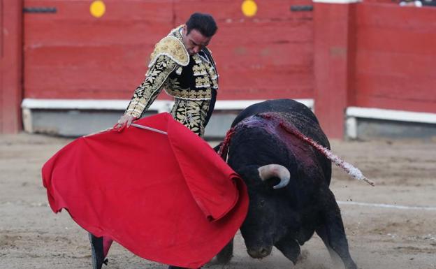 El diestro Enrique Ponce, durante una corrida en Lima (Perú)./Ernesto Arias (Efe)
