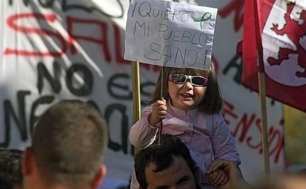 Protesta en Cistierna en 2007 contra la Sama-Velilla/Peio García
